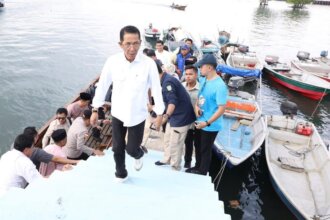 Wali Kota Batam Amsakar Achmad menyapa nelayan saat peluncuran Tim Percepatan Administrasi Kapal Nelayan Gratis (Tim Cakalang) di Kampung Nelayan Merah Putih, Kelurahan Kasu, Kecamatan Belakang Padang, Selasa (22/9/2026).