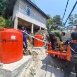 Personel Polres Kepulauan Anambas bersama BPBD dan Damkar tampak sibuk mengisi puluhan tangki air bersih di dermaga Tarempa. Sebanyak 20 ton air siap dikirim menggunakan KM Star 58 GT 30 untuk memenuhi kebutuhan warga dan fasilitas umum di tengah musim kemarau yang masih melanda wilayah tersebut.