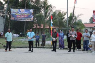 Sekretaris Daerah Kabupaten Bintan, Ronny Kartika, bersiap melakukan servis sebagai tanda resmi dibukanya Turnamen Bola Voli Semi Open Antar RW Cup V di Lapangan Jalan Pecah Gelas, Desa Sebong Lagoi, Sabtu (05/09/2026). Turnamen yang diikuti 27 tim dari tiga kecamatan ini akan berlangsung selama hampir sebulan dan sekaligus menggerakkan ekonomi UMKM setempat.