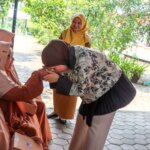 Ketua TP-PKK Kabupaten Bintan, Hafizha Rahmadhani, menyapa dan mencium tangan salah seorang penghuni Rumah Bahagia sebagai tanda hormat dan kasih sayang, sesaat setelah tiba di lokasi kegiatan, Selasa (8/9/2026).