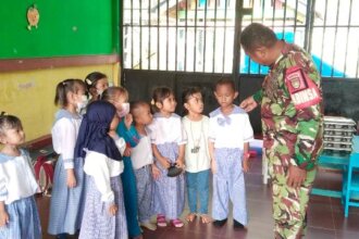 Babinsa Koramil 04/Dabo yang bertugas di Desa Tanjung Irat, Bakong, Sungai Raya, Langkap, dan Kelurahan Raya, Kecamatan Singkep Barat, Sertu Sugito, melaksanakan kegiatan silaturahmi ke Sekolah Taman Kanak-Kanak (TK) Kelurahan Raya, Selasa (22/9/2026).