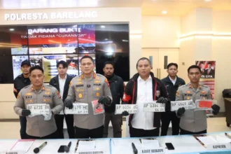 Kapolresta Barelang Kombes Pol Anggoro Wicaksono, S.H., S.I.K., M.H. menunjuk barang bukti plat nomor kendaraan saat rilis pengungkapan kasus curanmor di Mapolresta Barelang, Selasa (22/6/2026).